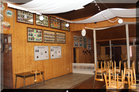 rechts - Notausgang, Mitte - Durchgang zum Sanitärbereich